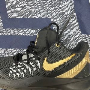 Gold and black basketball Kyrie flytrap Lows
